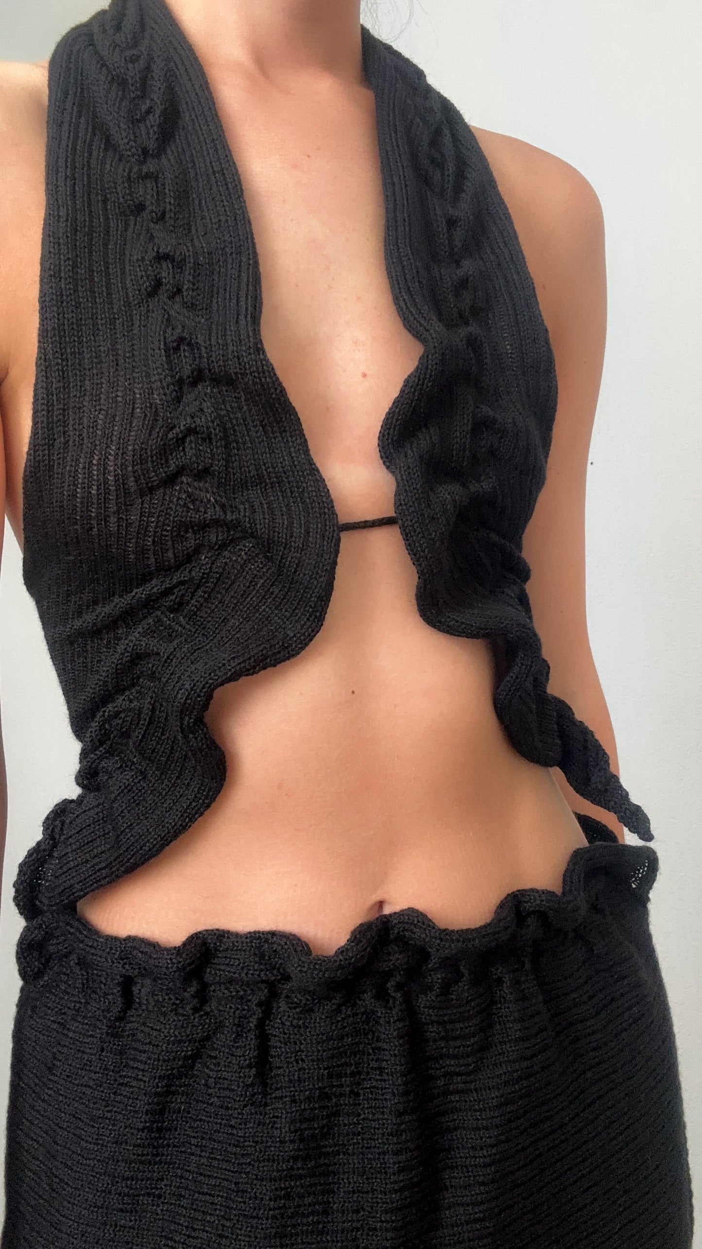RUFFLE HALTER TOP - BLACK